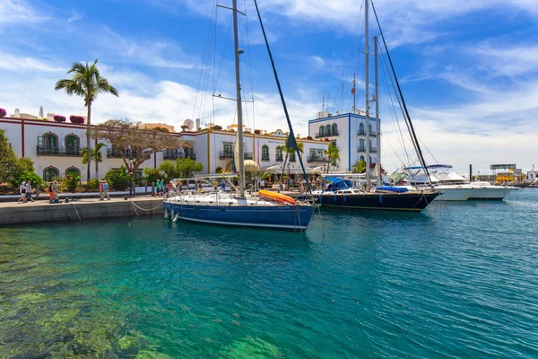 Az a kikötő, Puerto de Mogan, Gran Canaria szigetén egy kis halászfalu port jachtok — Stock Fotó