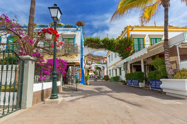 Callejón peatonal en Puerto de Mogan, un pequeño puerto pesquero en Gran Canaria —  Fotos de Stock