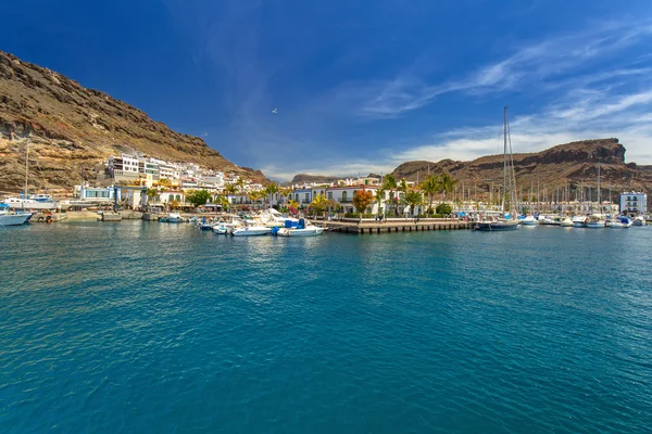 Marina del Puerto de Mogan, un pequeño puerto pesquero en Gran Canaria —  Fotos de Stock