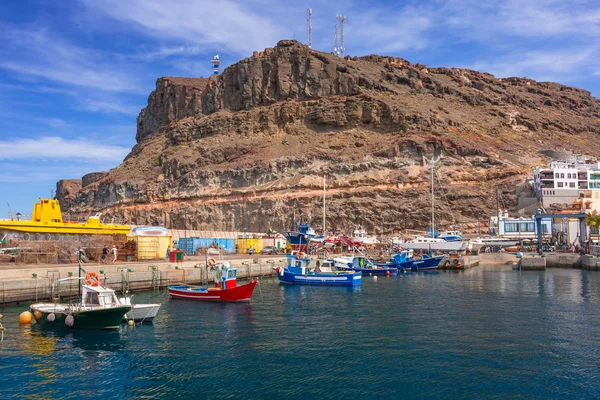 Marina del Puerto de Mogan, un pequeño puerto pesquero en Gran Canaria —  Fotos de Stock