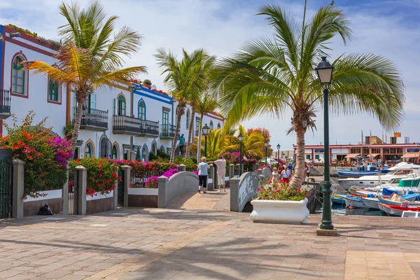 Fußgängerzone in puerto de mogan, einem kleinen Fischerhafen auf Gran Canaria — Stockfoto