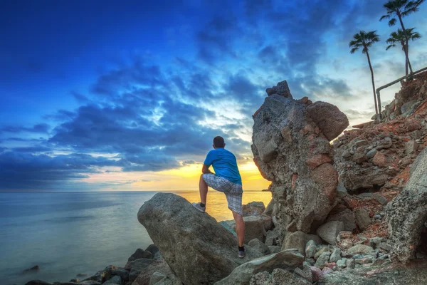 Hombre observando atardecer sobre el océano atlántico —  Fotos de Stock