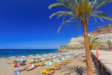 Güneş tatil turist Taurito plajda Gran Canaria