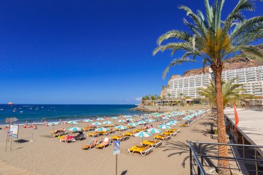Güneş tatil turist Taurito plajda Gran Canaria
