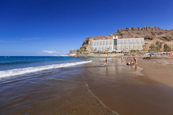 游客对阳光假期 Taurito 海滩，在大加那利岛 — 图库照片