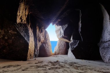 Gran Canaria okyanusta plaj mağarası