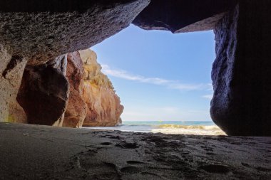 Gran Canaria okyanusta plaj mağarası