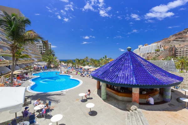 Vacaciones de sol en la piscina de Gran Canaria — Foto de Stock