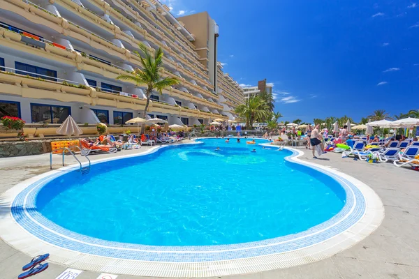 Sun holidays at the pool of Paradise Lago Taurito hotel — Stock Photo, Image