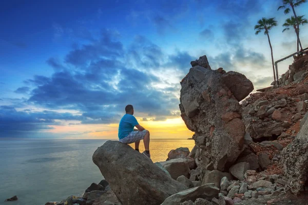 Hombre observando atardecer sobre el océano Atlántico en Gran Canaria — Foto de Stock