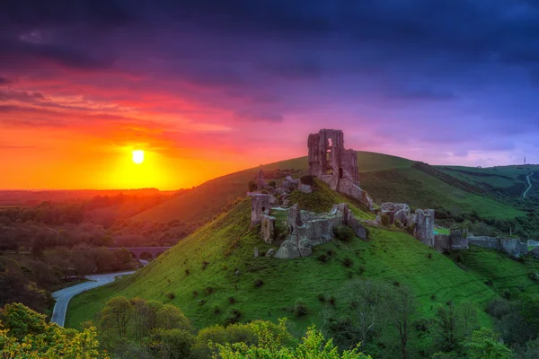 Ruins of the Corfe castle at beautiful sunrise — Stock Photo, Image