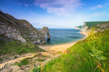 Durdle kapıda sahilde Jurassic Coast Dorset, İngiltere