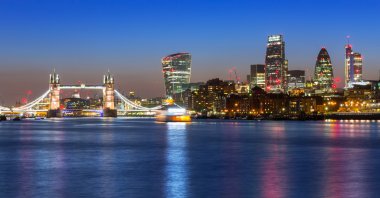 Tower Bridge ve cityscape Londra 
