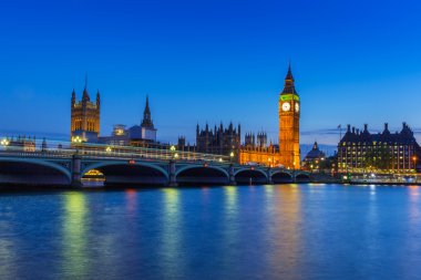 Big Ben ve Westminster Köprüsü Londra 'da.
