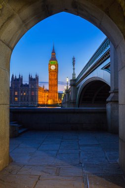 Big Ben ve Westminster Köprüsü Londra 'da.