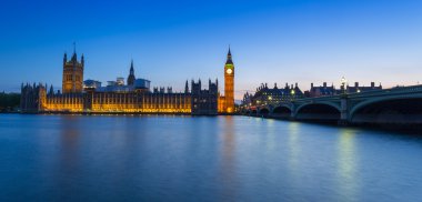 Big Ben ve Westminster Köprüsü Londra 'da.