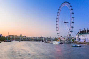 London Eye yakınındaki alacakaranlıkta Londra'da Thames Nehri