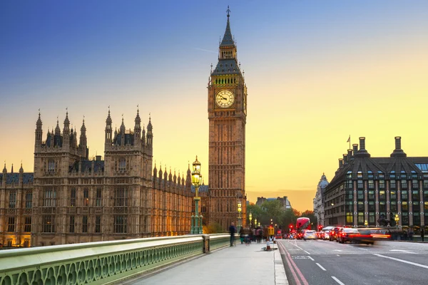 Big Ben y Westminster Palace en Londres al atardecer — Foto de Stock