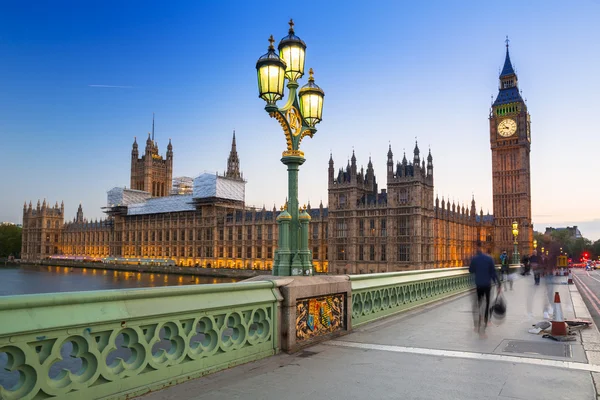 Big Ben e Westminster Bridge em Londres ao entardecer — Fotografia de Stock