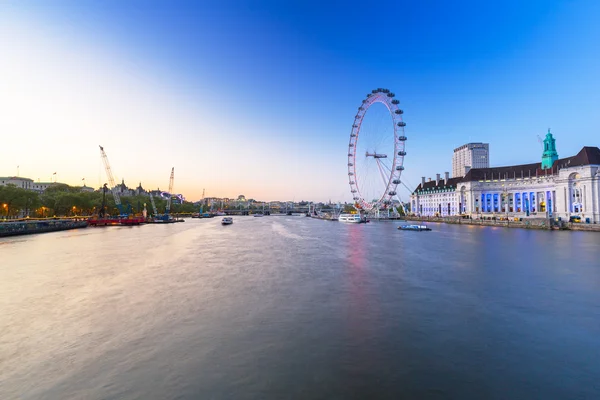 O London Eye perto do rio Tâmisa em Londres ao entardecer — Fotografia de Stock