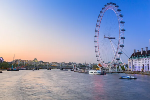 O London Eye perto do rio Tâmisa em Londres ao entardecer — Fotografia de Stock