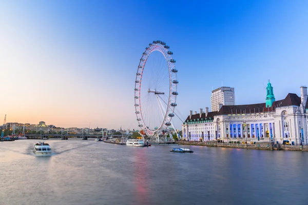 O London Eye perto do rio Tâmisa em Londres ao entardecer — Fotografia de Stock