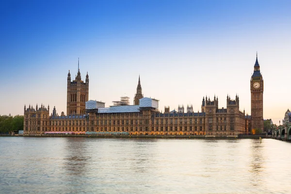 Büyük Ben ve gün batımında Londra'daki Westminster Sarayı — Stok fotoğraf