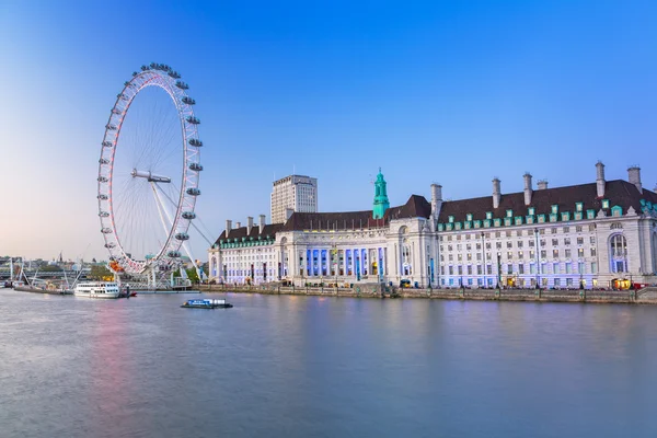 Londýnské oko nedaleko řeky Temže v Londýně za soumraku — Stock fotografie