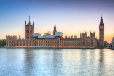 Büyük Ben ve gün batımında Londra'daki Westminster Bridge