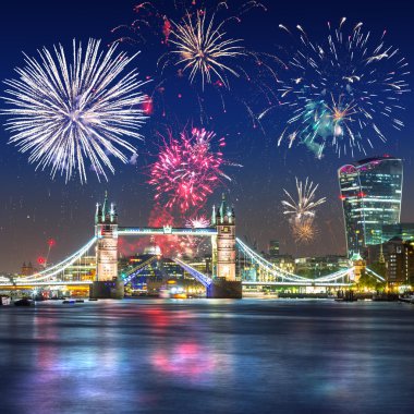 Gece, İngiltere'de Londra Tower Bridge