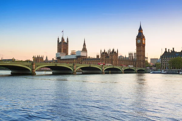 Big Ben a palác Westminster v Londýně při západu slunce — Stock fotografie