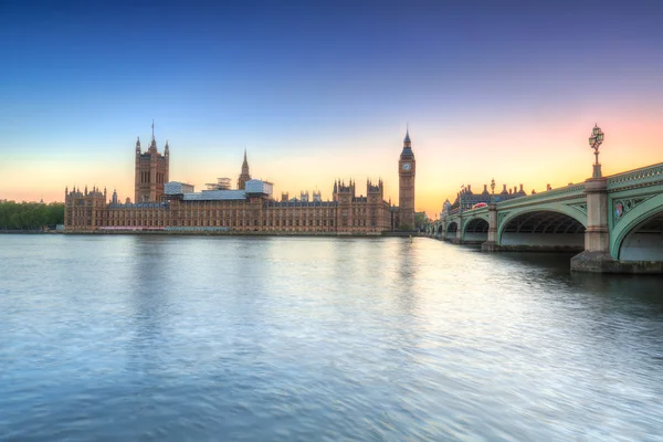 大笨钟和日落在伦敦的威斯敏斯特宫 — 图库照片