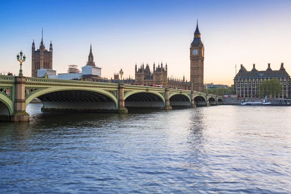 Big Ben a Westminster Bridge v Londýně při západu slunce — Stock fotografie
