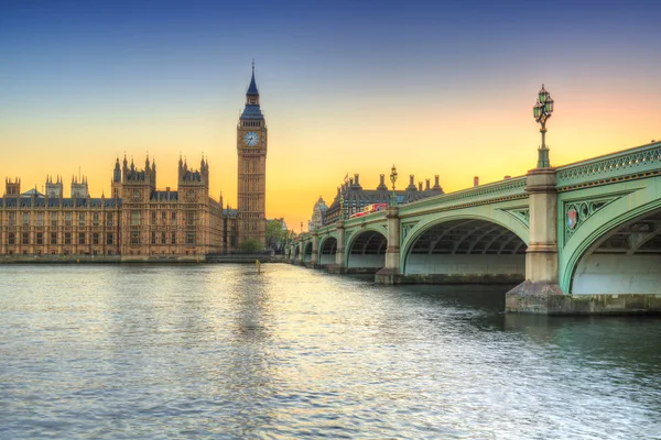 Big Ben και Westminster Bridge στο Λονδίνο στο ηλιοβασίλεμα — Φωτογραφία Αρχείου