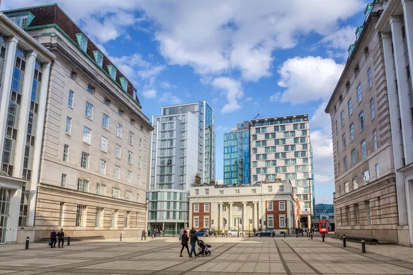 Londra sokakta yürüyen insanlar — Stok fotoğraf