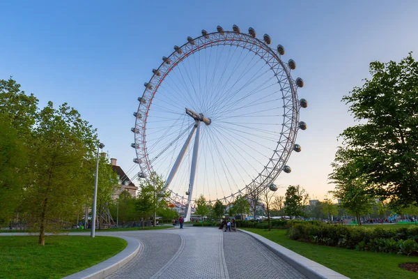 London Eye nära floden Themsen i London i skymningen, England — Stockfoto