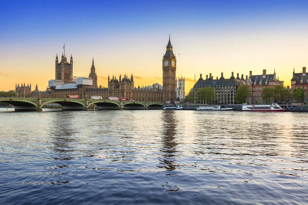 Big Ben a Westminster Bridge v Londýně při západu slunce — Stock fotografie