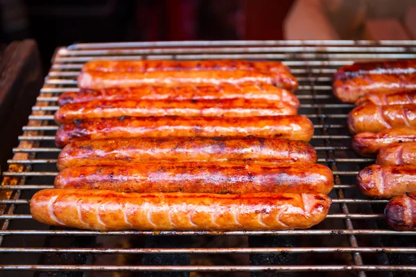 Salsicce alla griglia sul barbecue — Foto Stock