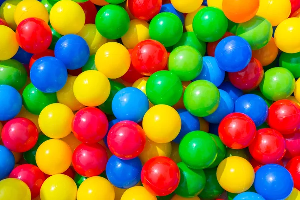 Fundo de muitas bolas coloridas de plástico na piscina de bolas em uma sala  de jogos para crianças