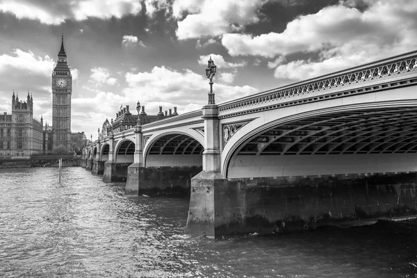 Big Ben och Westminster bron i London — Stockfoto