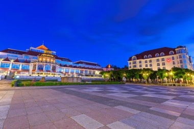 Gece Sopot şehrinde iskeleye (Molo) gezinti, Polonya