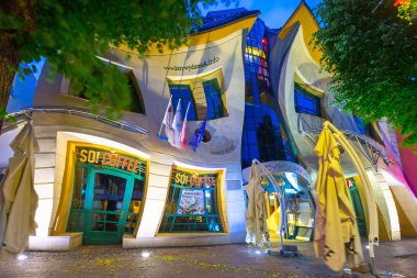 Sopot, Polonya'da gece Crooked ev