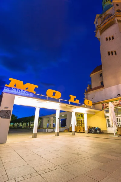 Promenade à la jetée (Molo) dans la ville de Sopot la nuit, Pologne — Photo