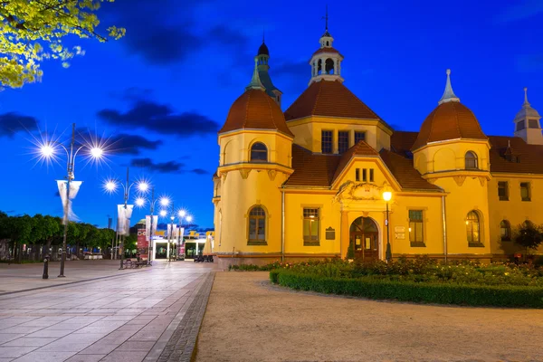 Promenáda na molu (molo) ve městě Sopot v noci, Polsko — Stock fotografie