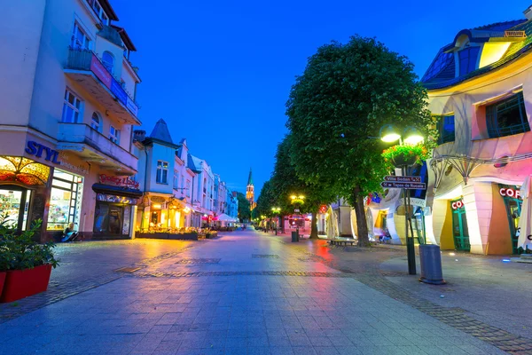 Promenade ke dermaga (Molo) di kota Sopot pada malam hari, Polandia — Stok Foto
