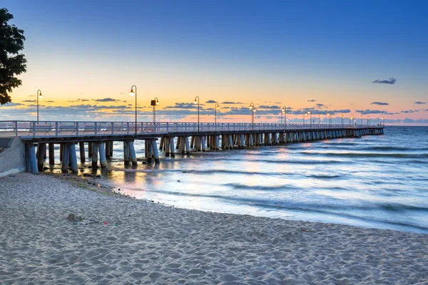 Mar Báltico con muelle en Gdynia Orlowo al amanecer — Foto de Stock