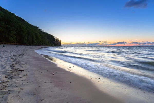 Östersjön och klippa av Orlowo vid soluppgången — Stockfoto