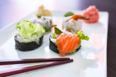 Suşi tabağa kondu.