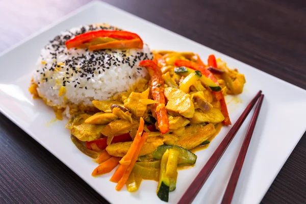 Thailändisches Gericht mit Huhn in grüner Currysoße — Stockfoto