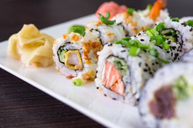 Suşi tabağa kondu.